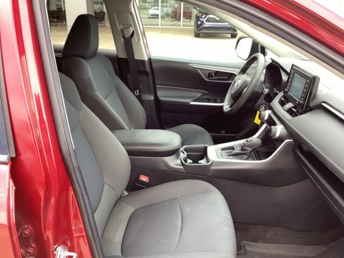 Used 2021 Toyota RAV4 LE FWD image 10