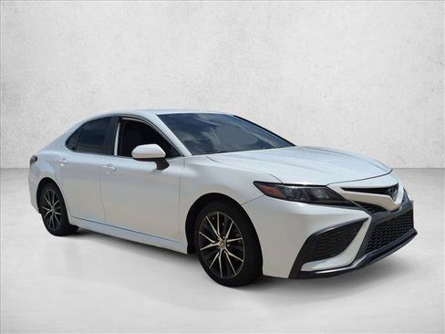 Used 2021 Toyota Camry SE FWD image 3