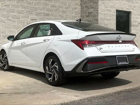 New 2025 Hyundai Elantra SEL image 3