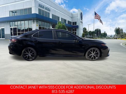 Used 2021 Toyota Camry SE image 3