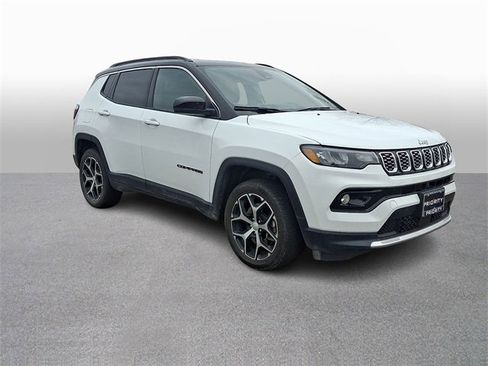 Used 2024 Jeep Compass Limited image 3