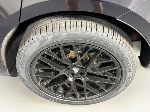Used 2023 Porsche Macan AWD/4WD image 31