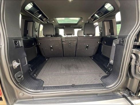 Used 2025 Land Rover Defender 110 S image 33