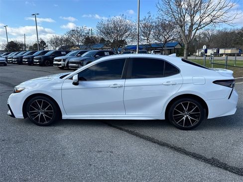 Used 2023 Toyota Camry SE image 6