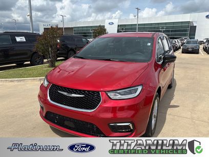 Used 2025 Chrysler Pacifica Select
