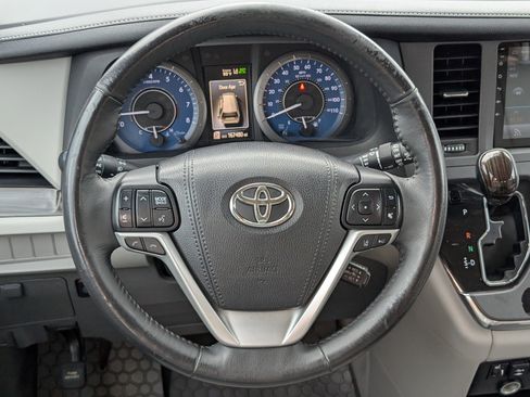 Used 2018 Toyota Sienna XLE image 12