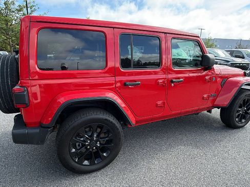 Used 2025 Jeep Wrangler Unlimited Sahara w/ Safety Group AWD/4WD image 8