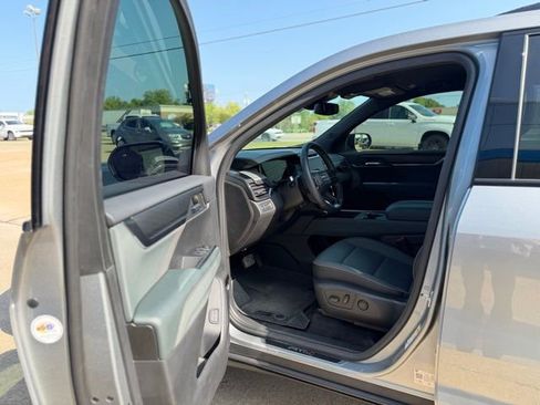 Used 2024 GMC Acadia AT4 w/ Luxury Package AWD/4WD image 9