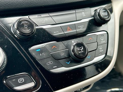 Used 2022 Chrysler Voyager LX FWD image 15