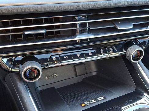 Used 2025 Chevrolet Traverse LT w/ Sun and Wheel Package image 16