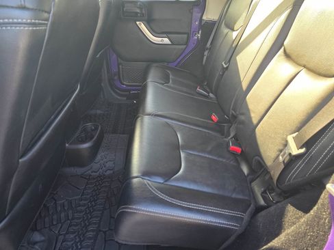 Used 2018 Jeep Wrangler Unlimited Rubicon w/ Connectivity Group AWD/4WD image 14