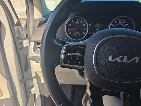 Used 2023 Kia Carnival LX image 16