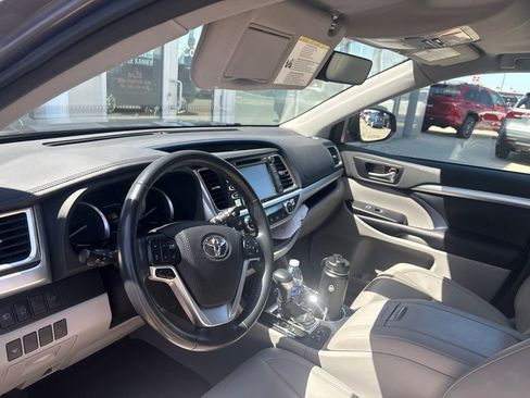 Used 2019 Toyota Highlander XLE AWD/4WD image 12
