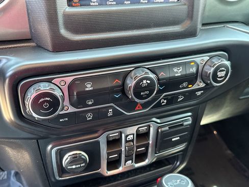 Used 2019 Jeep Wrangler Unlimited Sahara w/ Safety Group AWD/4WD image 18