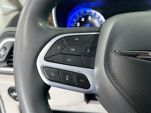 Used 2023 Chrysler Pacifica Limited image 5