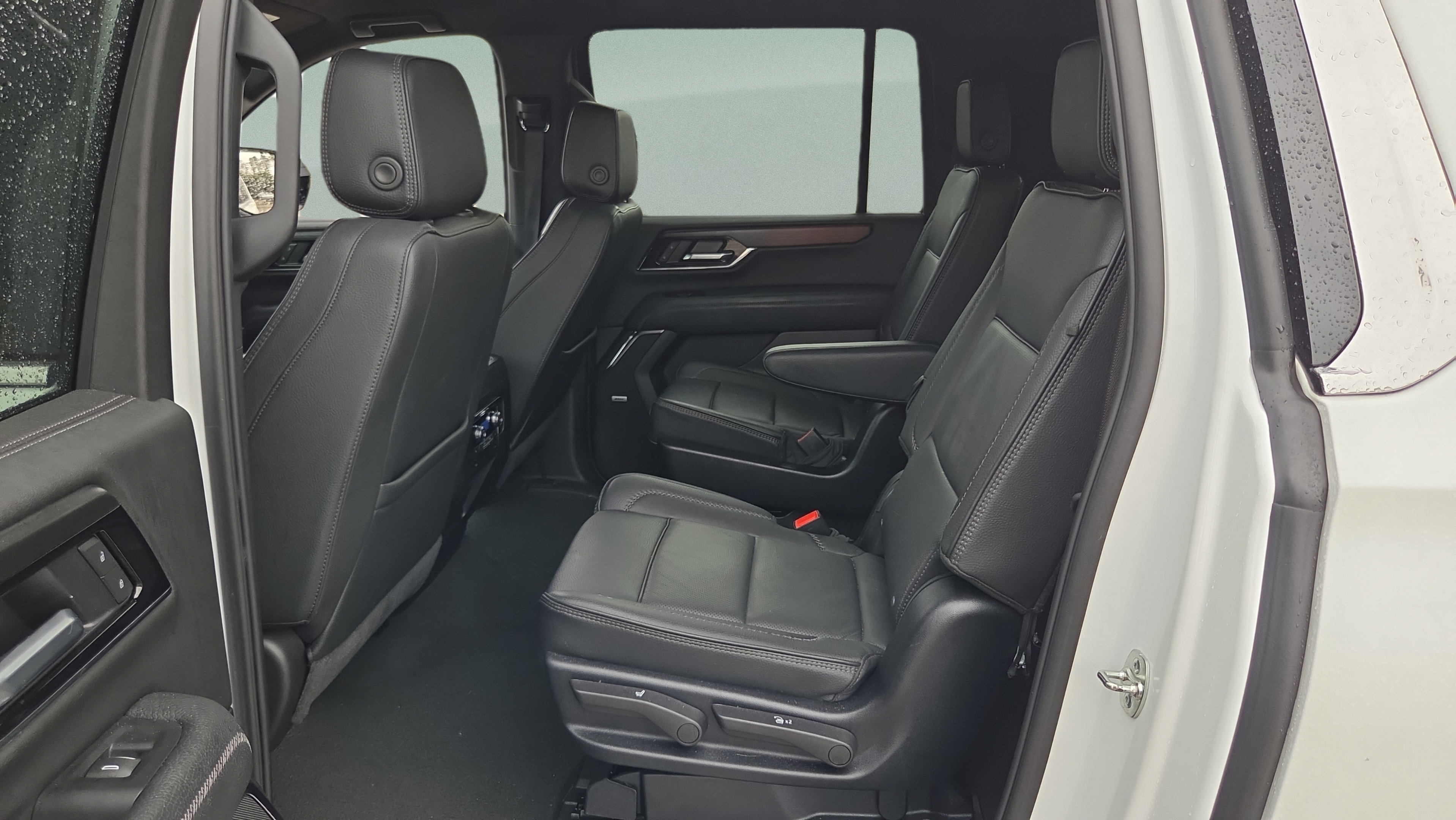 Used 2025 GMC Yukon XL Denali AWD/4WD image 11