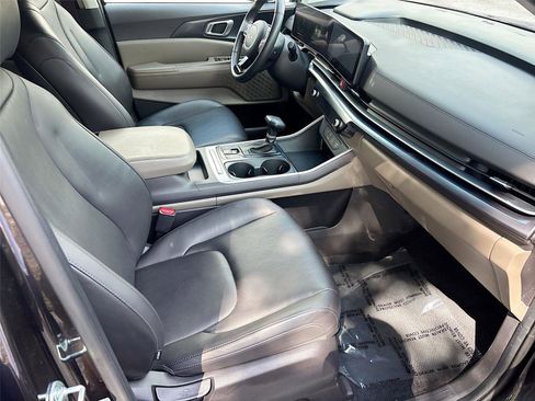 Used 2025 Kia Carnival FWD image 30