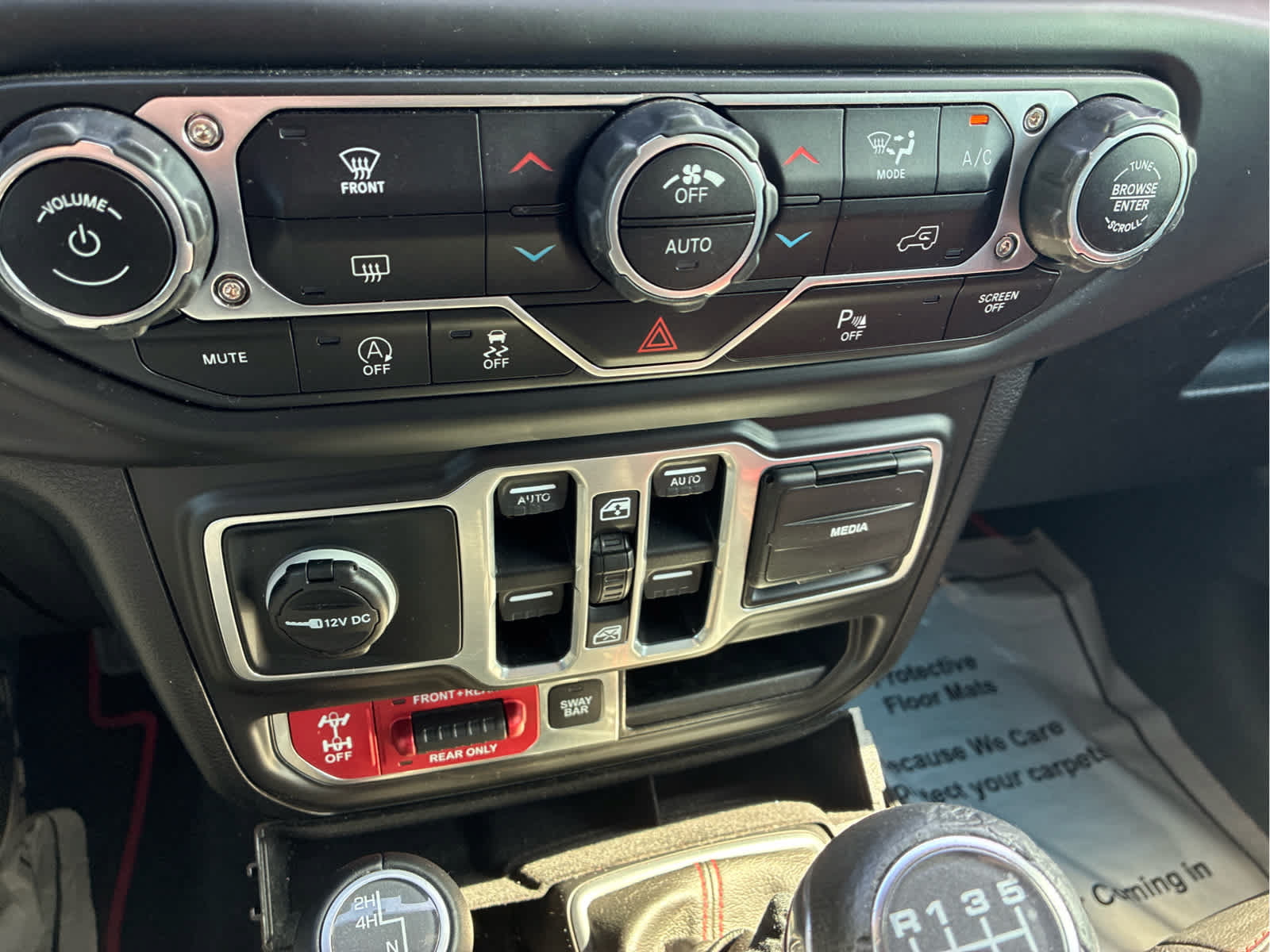 Used 2018 Jeep Wrangler Unlimited Rubicon AWD/4WD image 17
