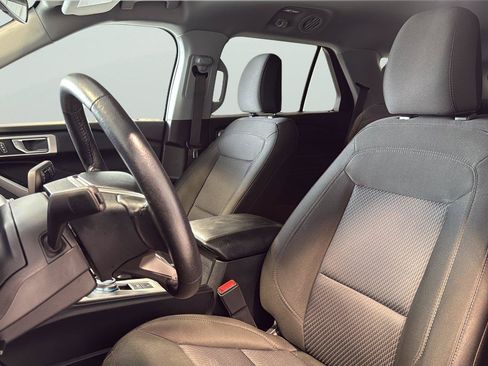 Certified 2024 Ford Explorer XLT RWD image 11