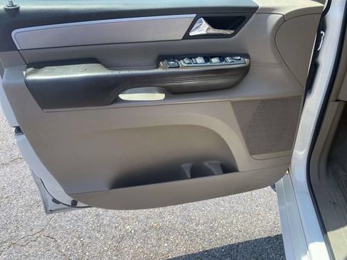 Used 2012 Volkswagen Routan SEL FWD image 12