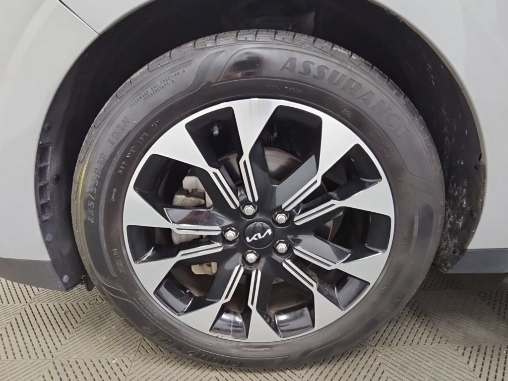 Used 2022 Kia Carnival EX FWD image 46