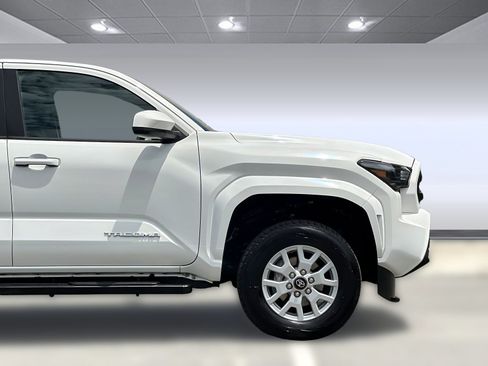 Used 2024 Toyota Tacoma SR5 AWD/4WD image 32