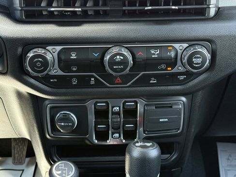 Used 2024 Jeep Wrangler Sport S image 28