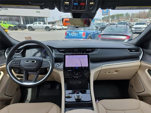 Used 2025 Jeep Grand Cherokee Limited w/ Luxury Tech Group II image 18