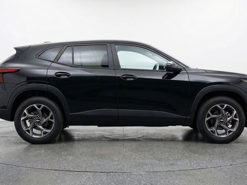 Used 2025 Chevrolet Trax LT FWD image 11