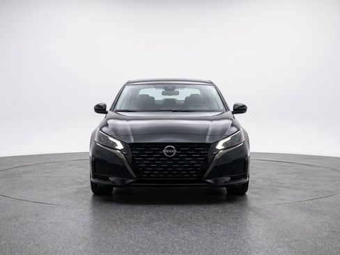 Used 2025 Nissan Altima 2.5 SV FWD image 2