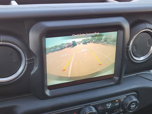 Used 2021 Jeep Wrangler Unlimited Sahara AWD/4WD image 22