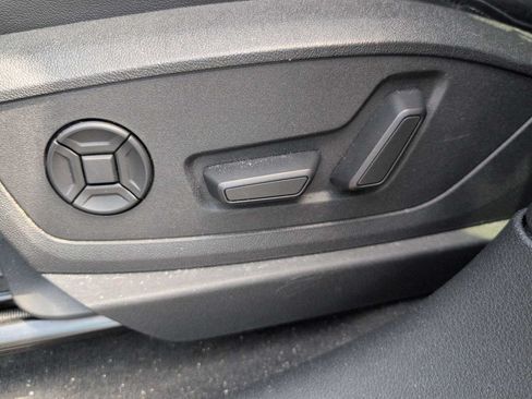 Used 2022 Audi e-tron Premium w/ Convenience Plus Package AWD/4WD image 17