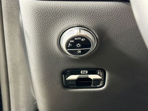 Used 2025 Mercedes-Benz GLC 350e 4MATIC image 10