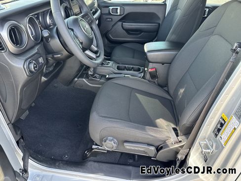 Used 2023 Jeep Gladiator Willys image 11