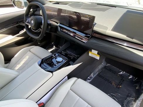 Used 2025 BMW i5 eDrive40i w/ Premium Package RWD image 12