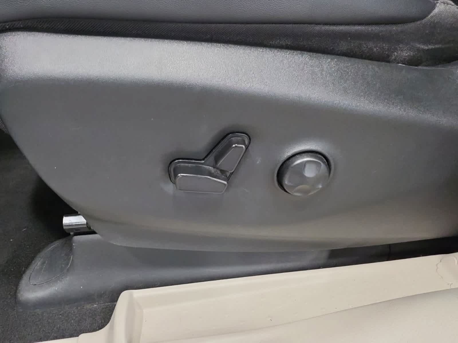 Used 2024 Chrysler Pacifica Touring-L FWD image 18