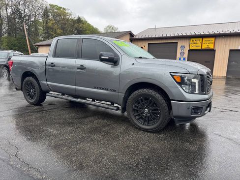 Used 2018 Nissan Titan SV w/ SV Convenience Package AWD/4WD image 2