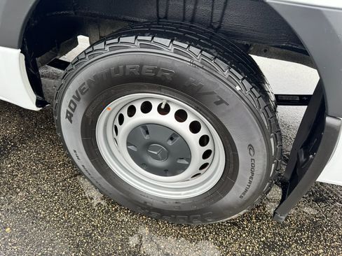 Used 2023 Mercedes-Benz Sprinter 2500 image 27