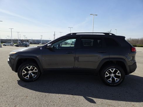 Used 2018 Jeep Cherokee Trailhawk w/ Cold Weather Group AWD/4WD image 14
