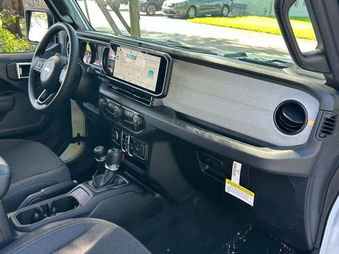Used 2025 Jeep Wrangler Sport image 27