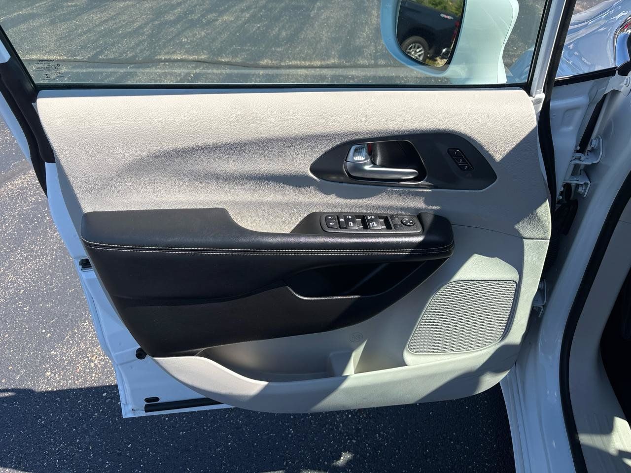 Used 2022 Chrysler Pacifica Touring-L FWD image 9