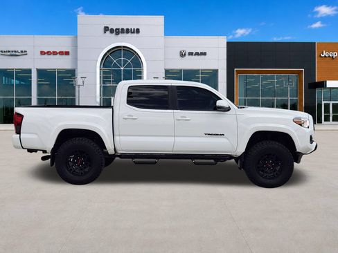 Used 2020 Toyota Tacoma SR5 w/ Technology Package AWD/4WD image 7