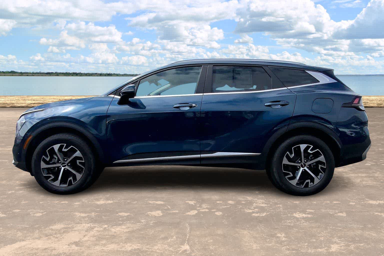 Used 2023 Kia Sportage EX AWD/4WD image 3