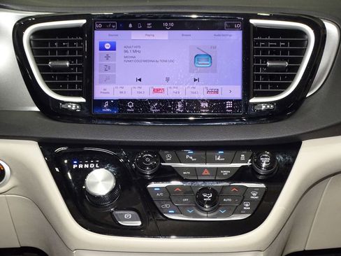 Used 2024 Chrysler Pacifica Touring-L image 32