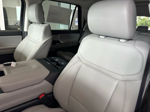 Used 2027 Ford Expedition Active AWD/4WD image 18