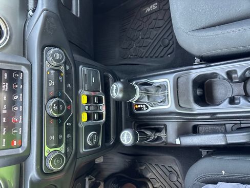 Used 2019 Jeep Wrangler Unlimited Sahara w/ Uconnect 4C Nav & Sound Group AWD/4WD image 15