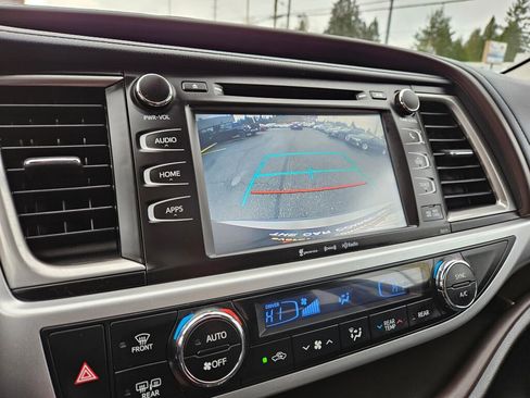 Used 2017 Toyota Highlander XLE image 29