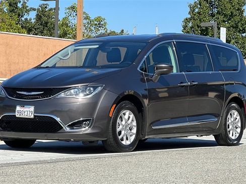 Used 2020 Chrysler Pacifica Touring-L image 8