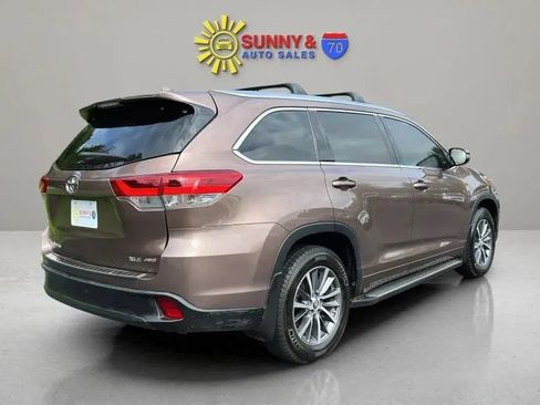 Used 2017 Toyota Highlander XLE w/ Carpet Mat Package AWD/4WD image 8