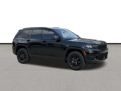 Used 2025 Jeep Grand Cherokee Altitude RWD image 3